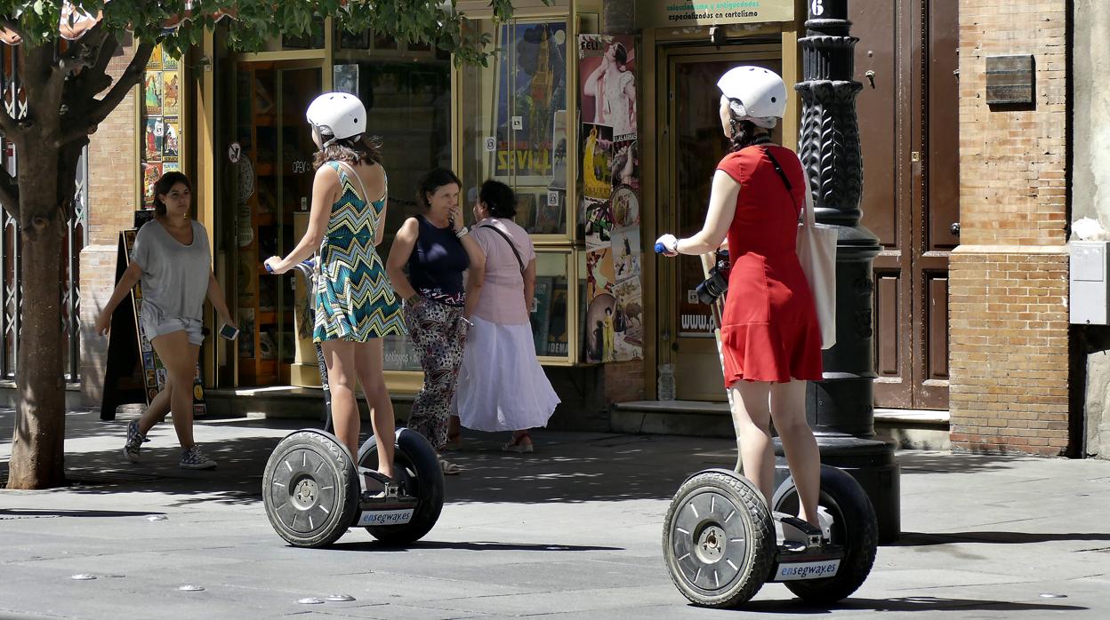 Dos usuarias de «segways», por la avenida de la Constitución