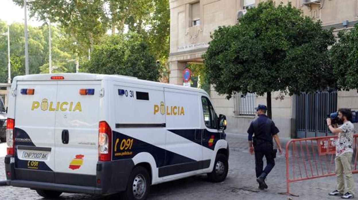 Un furgón policial a su llegada a la Audiencia de Sevilla