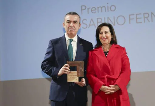 Lorenzo Silva recoge el premio de manos de la Ministra de Defensa, Margarita Robles