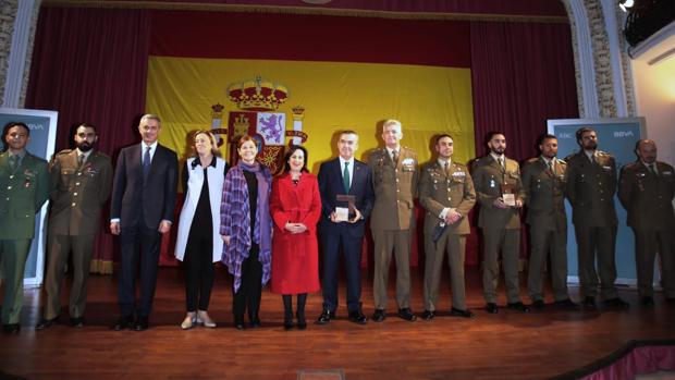 Lorenzo Silva y la Brigada Galicia VII reciben el premio Sabino Fernández Campo en Sevilla