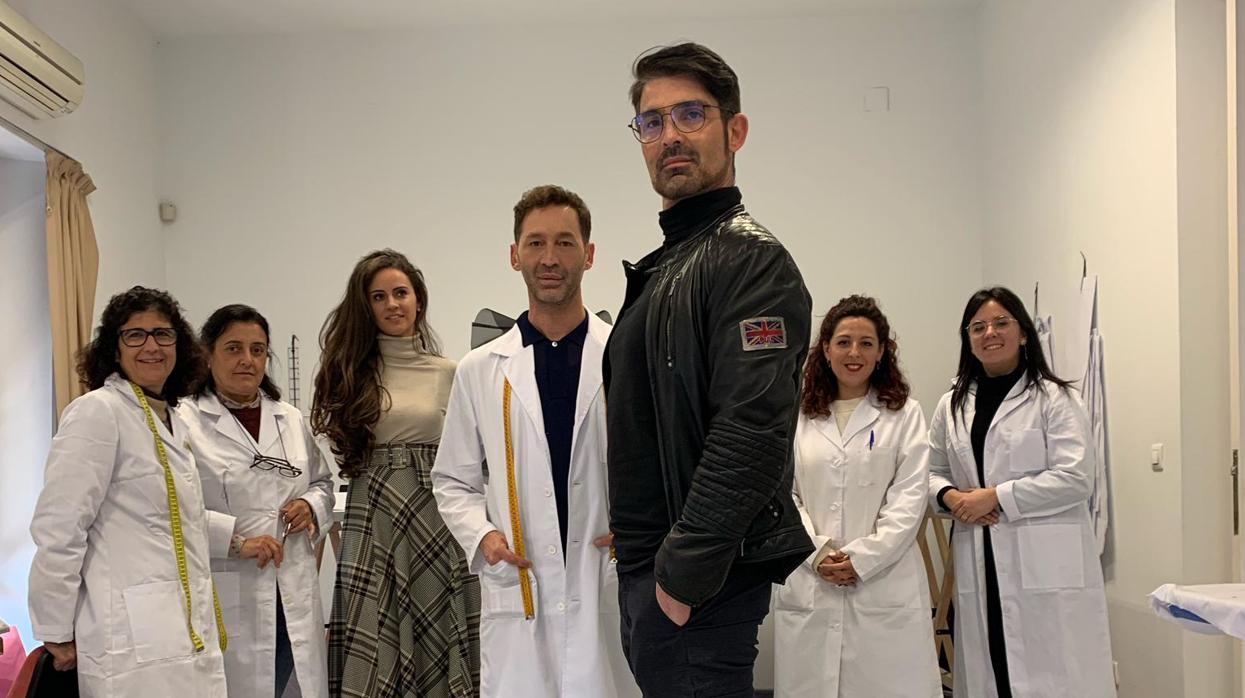 Emilio Castillejos, junto a Cristo Báñez y el equipo de la nueva firma de moda