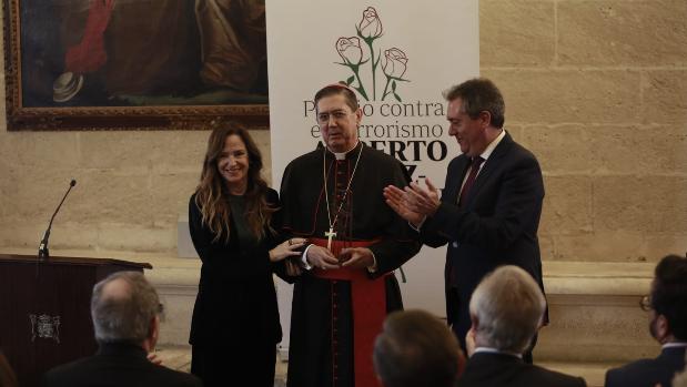 El cardenal sevillano Miguel Ayuso Guixot recibe el premio de la Fundación Alberto Jiménez-Becerril