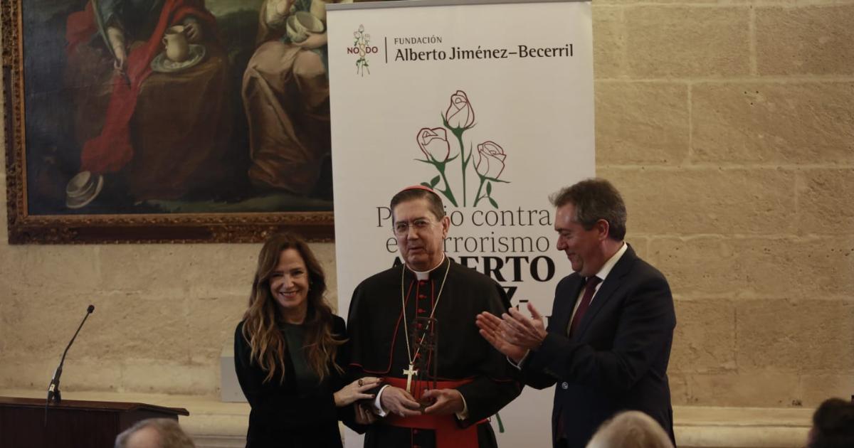 Ayuso Guixot recibiendo el premio junto a Jiménez-Becerril y Espadas