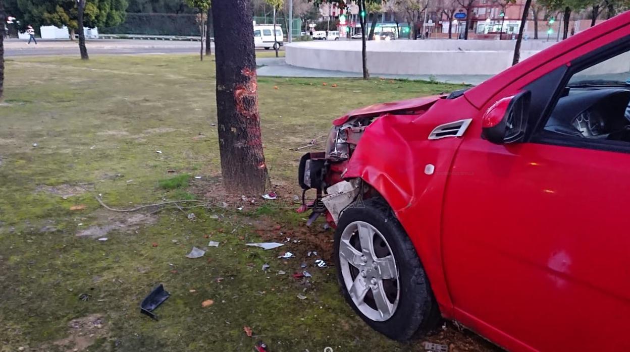 Instante posterior a la colisión del vehículo contra uno de los árboles de la Glorieta 1º de mayo