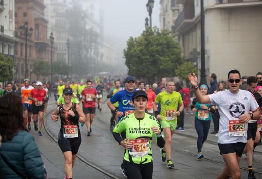 Corredores en la media maratón de Sevilla