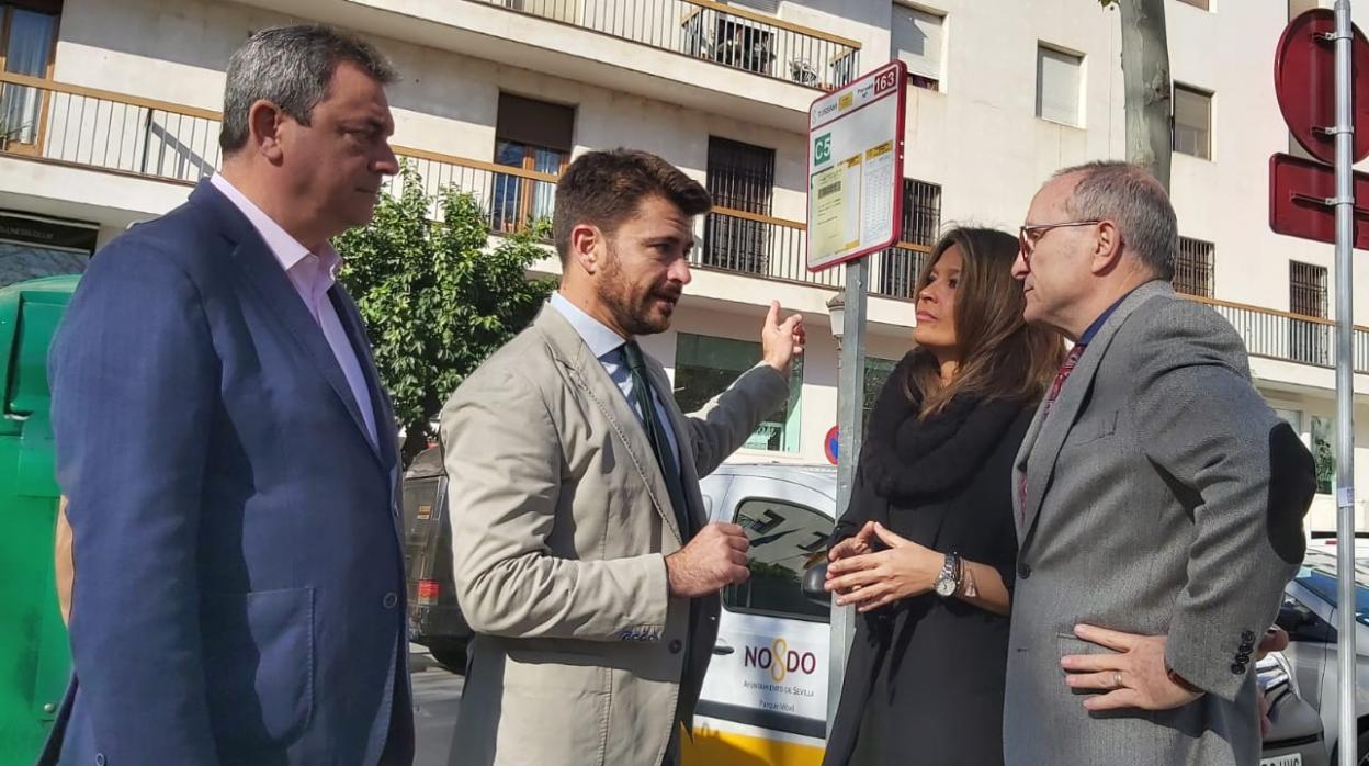 Beltrán Pérez, junto a concejales del PP en la Plaza Nueva