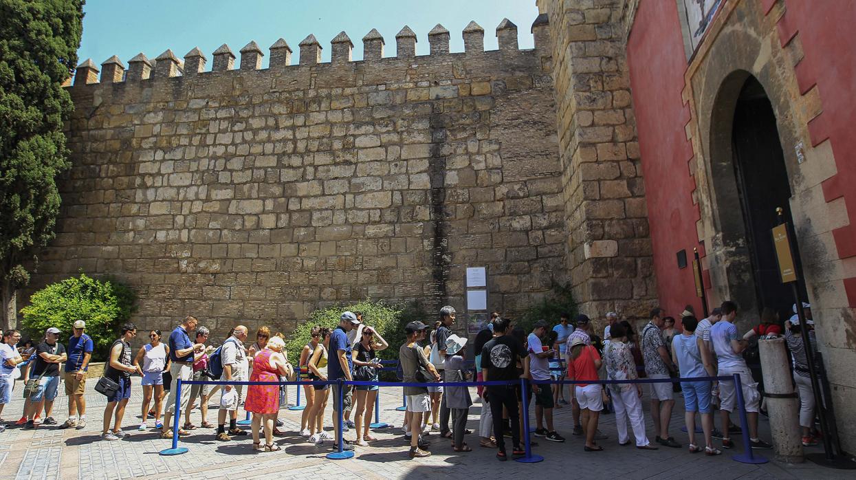 Colas en la Puerta del León del Alcázar