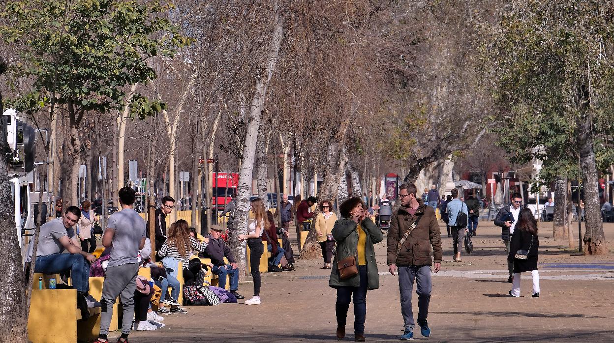 Transeúntes durante una jornada de fin de semana en la Alameda