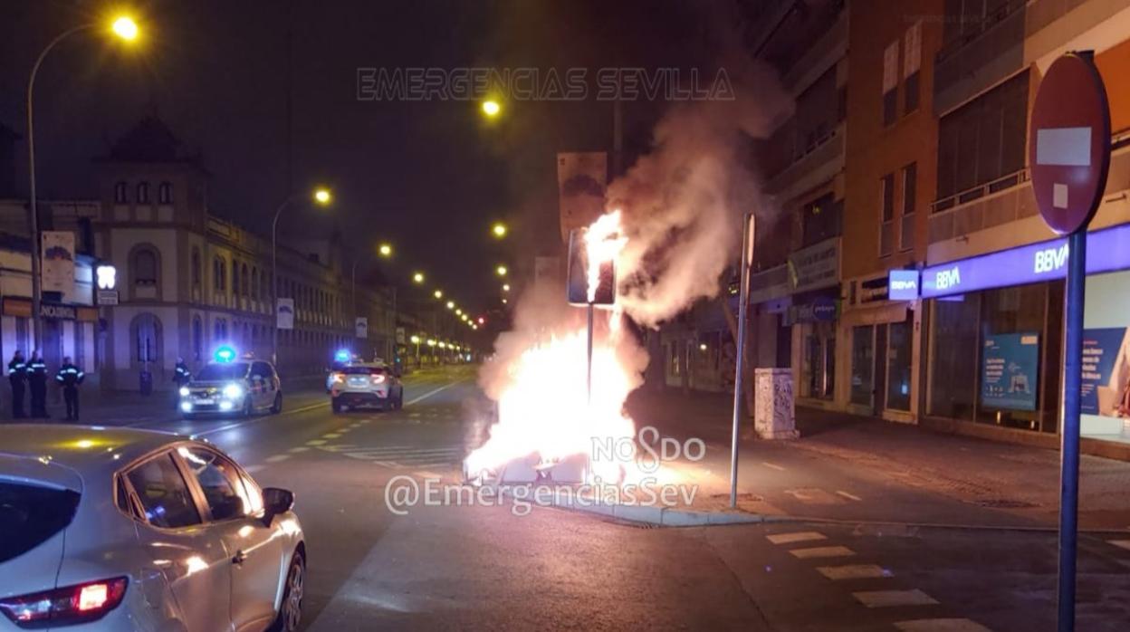 Contenedores ardiendo en la avenida Ramón y Cajal durante la pasada noche