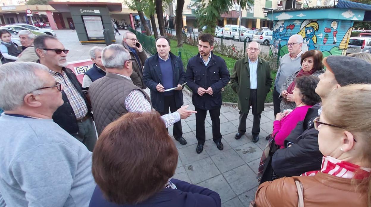 Beltrán Pérez se reúne con vecinos de Santa Aurelia por los últimos robos en vehículos registrados en el barrio