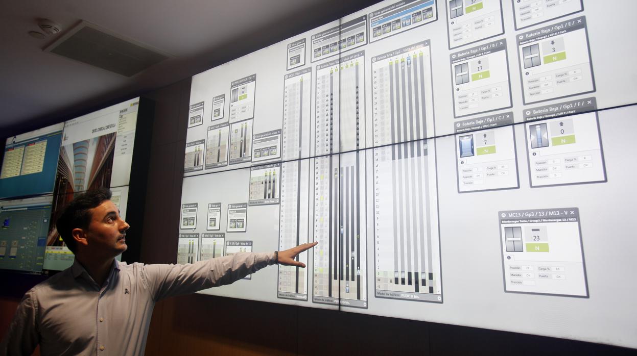 José Manuel Martínez señala el panel de los ascensores. Hay 16