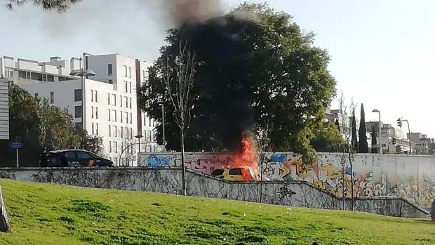 Roban el bolso y queman el coche a una enfermera durante su guardia en la Ronda Histórica de Sevilla