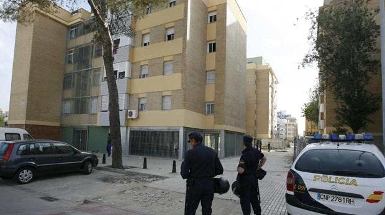 Agentes de la Policía Nacional en el Polígono Sur