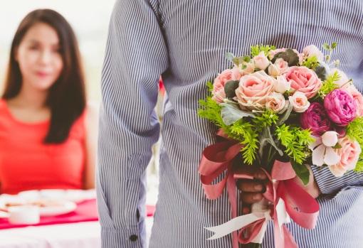 Entrega el ramo de flores en persona para no perderte la sonrisa de tu pareja