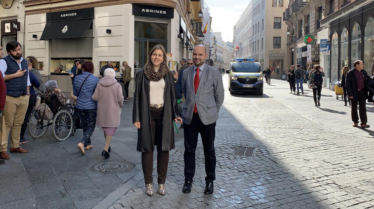 Los dos concejales de Vox, Peláez y García de Polavieja, en la calle Tetuán