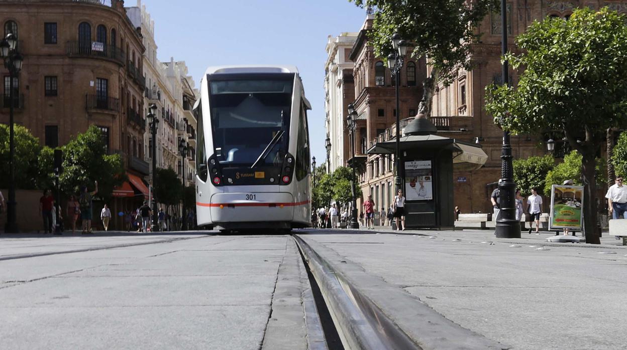 Antonio Muñoz, sonriente tras aprobarse el plan para ampliar el tranvía