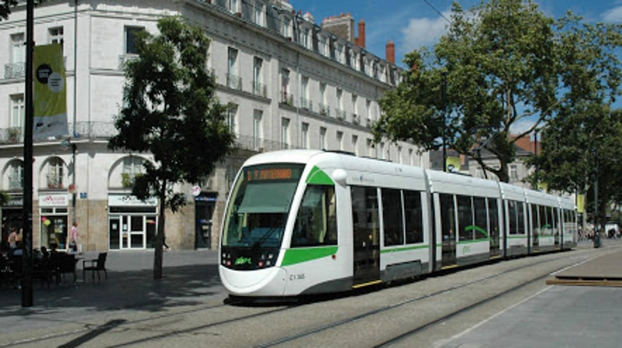 Convoy del tranvía de Nantes, de nueva generación y más estrecho