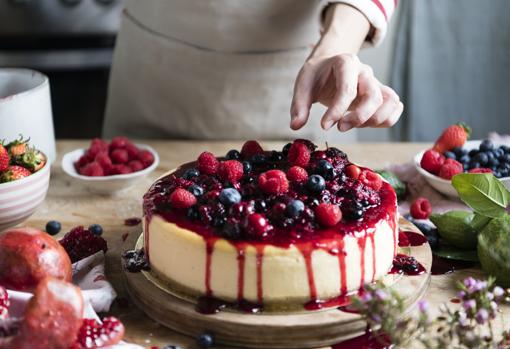 Esta deliciosa cheesecake de frutos rojo volverá loco a tu pareja