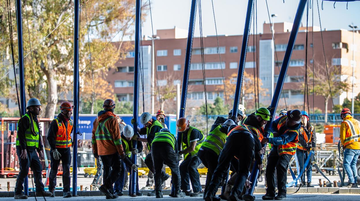 Montaje de la carpa de un circo en Sevilla