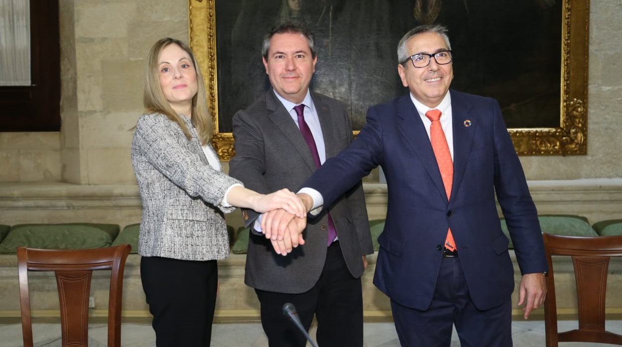 Juan Espadas, con Emma Navarro (BEI) y José Carlos García de Quevedo (ICO)