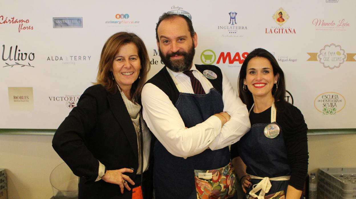 Mónica Gutiérrez junto a Alfonso Candau y María Cuquerella