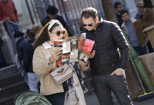 Dos turistas en el Centro de Sevilla