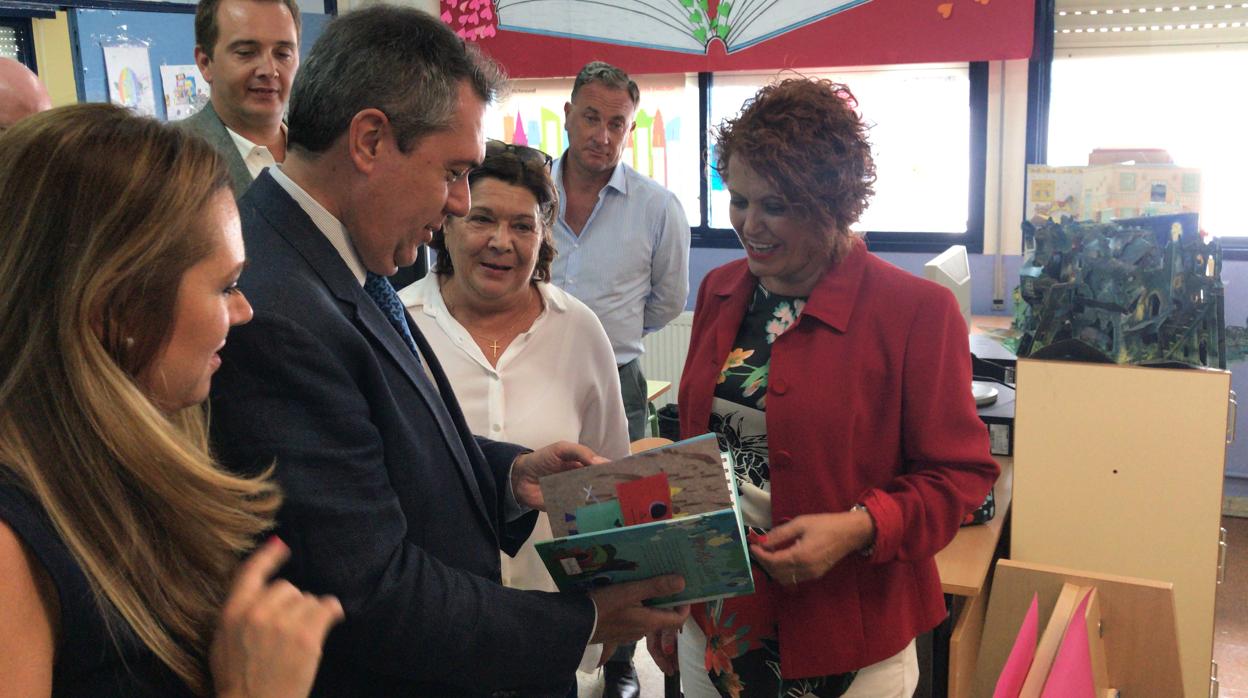 Visita del alcalde y de la delegada de Igualdad, Educación, Participación Ciudadana y Coordinación de Distritos a un centro educativo