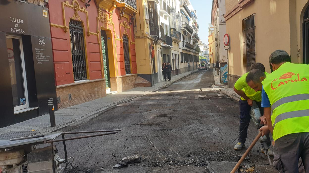 Obras de repavimentación en la calle Águilas