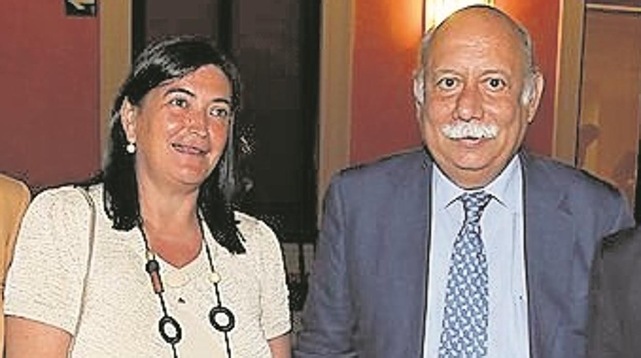 El magistrado Carlos Piñol con su esposa