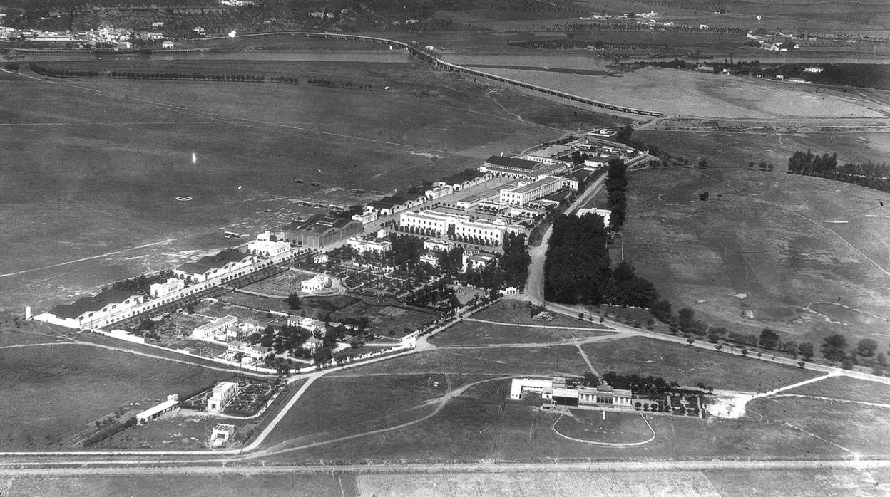 Imagen aérea del acuartelamiento tomada en 1933, cuando inicia su etapa de esplendor