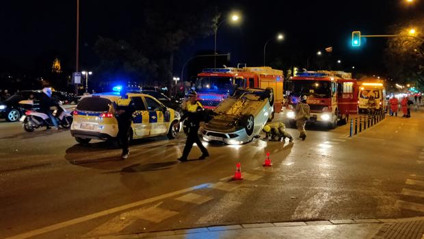 Aparatoso accidente en el Paseo de Colón de Sevilla con el vuelco de un vehículo y un herido leve