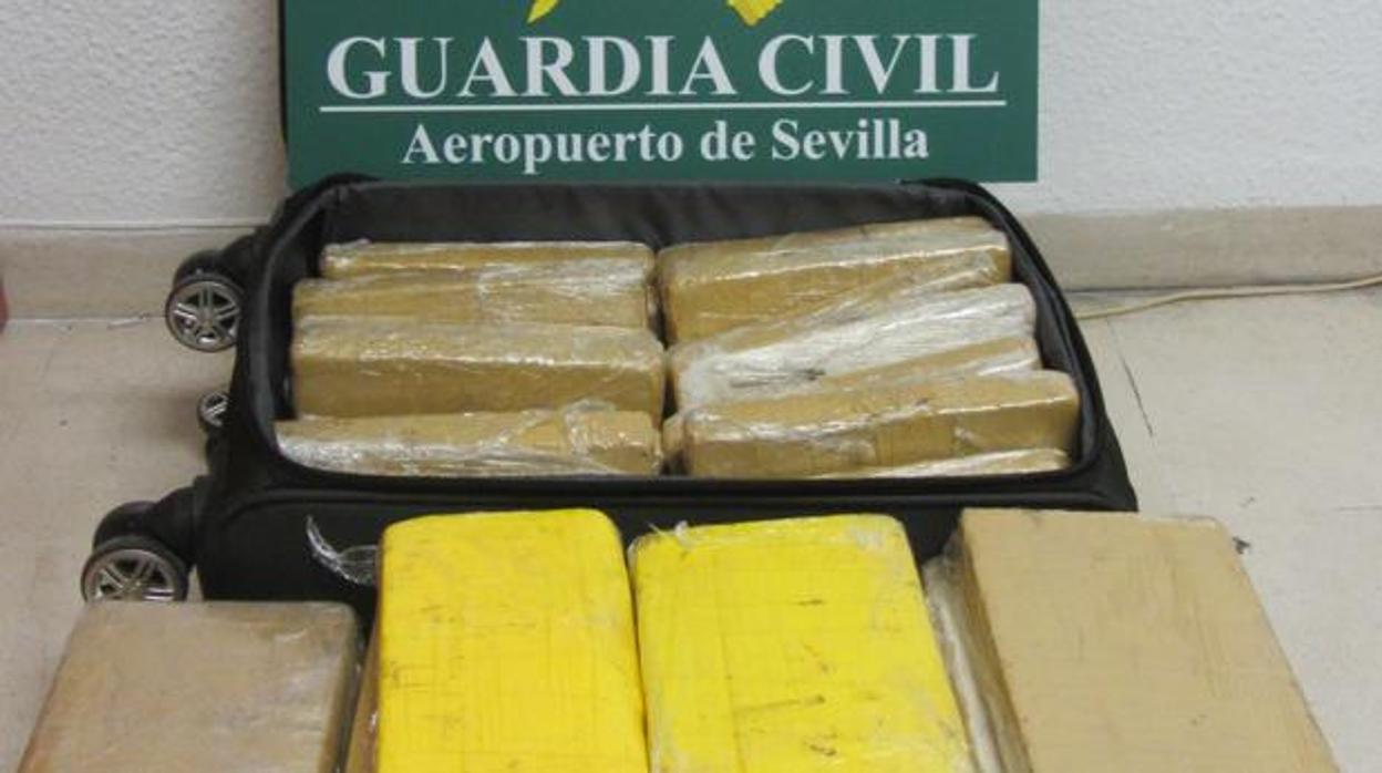 La maleta con la droga incautada en el aeropuerto de Sevilla a un militar brasileño