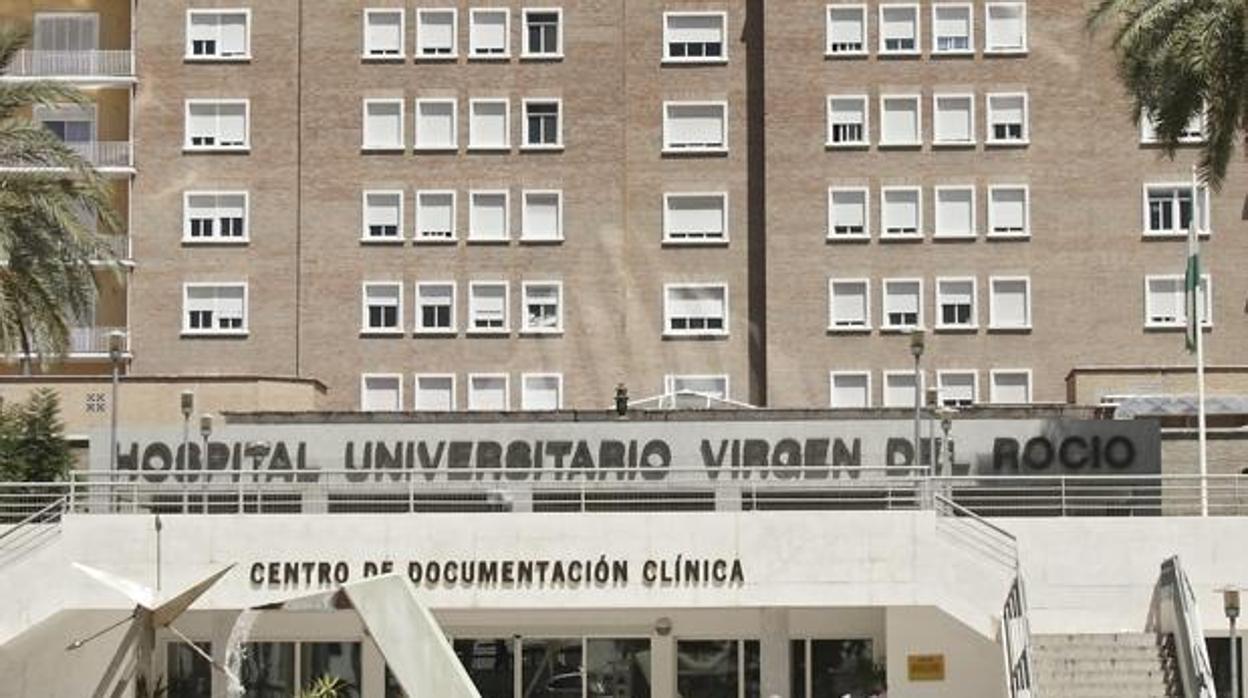 Fachada del hospital Virgen del Rocío, lugar en el que se ha dado el primer positivo en coronavirus en Sevilla