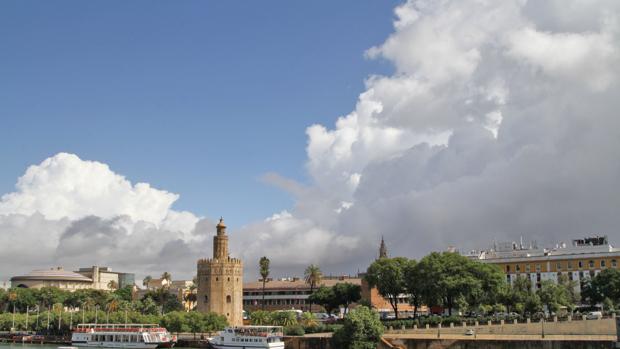 El tiempo en Sevilla para el Puente de Andalucía: cielos nubosos y pequeño riesgo de lloviznas