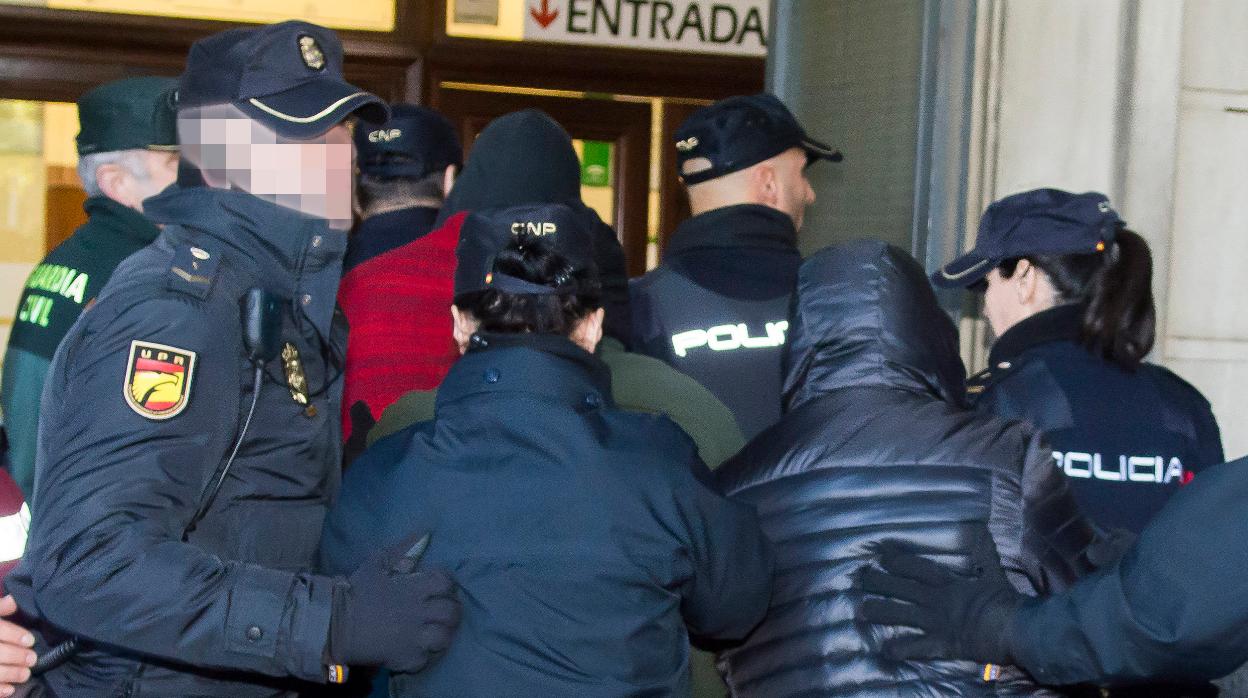 Agentes de la Policía meten en los juzgados a tres de los acusados por el triple crimen