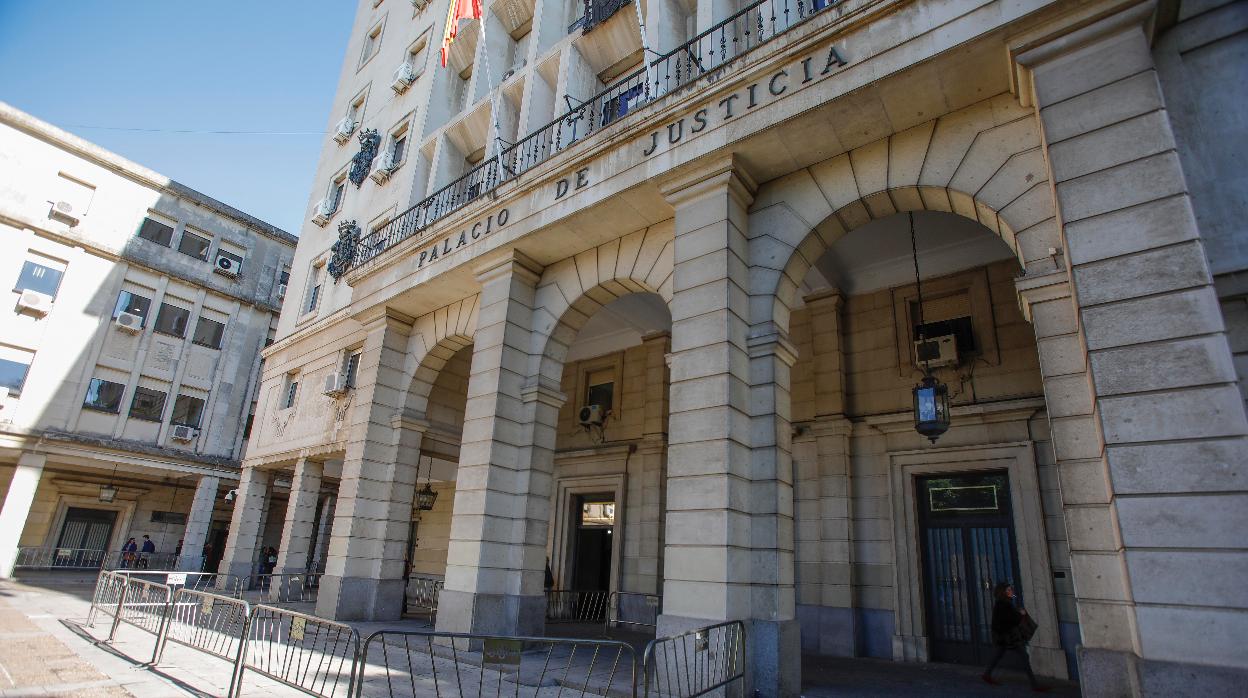 La Audiencia de Sevilla ha condenado a los tres acusados a tres años de cárcel