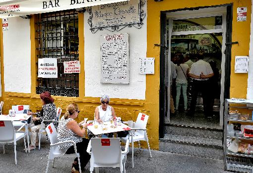 Clientes en la terraza del bar Blanco Cerrillo