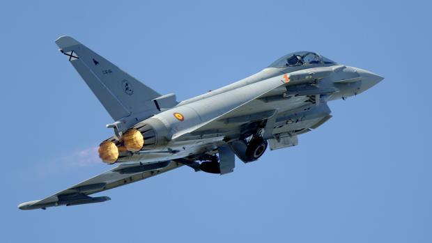 Un ensayo de helicópteros y cazas del Ejército del Aire sobre Sevilla alerta a los vecinos