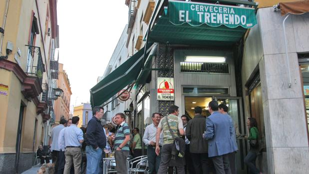 Estos son los locales tradicionales de Sevilla a los que afectará la nueva normativa de reducción de veladores