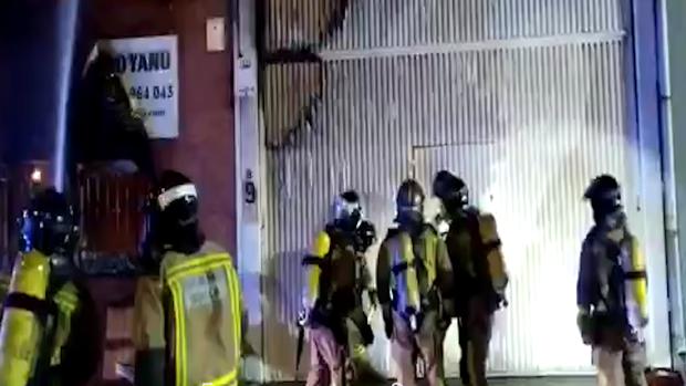 Un incendio destruye una fábrica de hielo del distrito Cerro-Amate