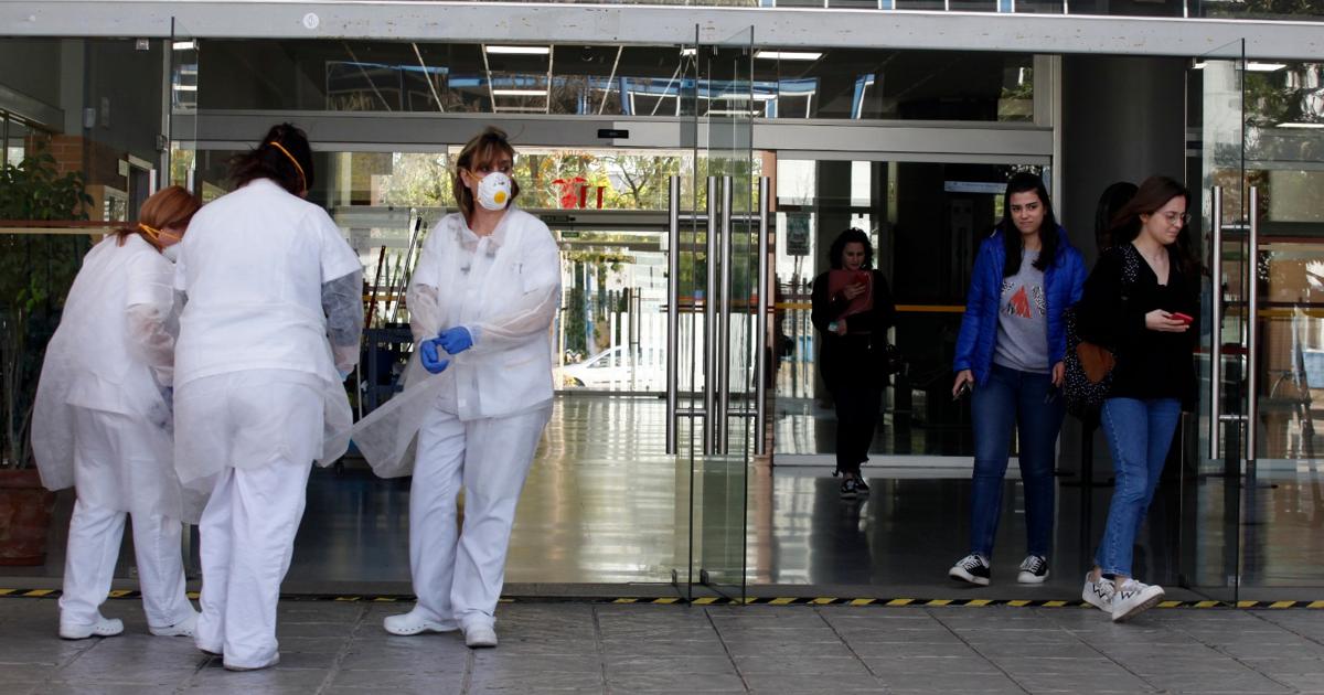 Limpiadoras con mascarillas en la facultad de Comunicacion