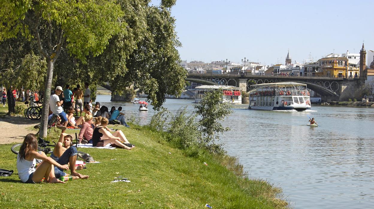 La gente disfruta del buen tiempo junto al Guadalquivir