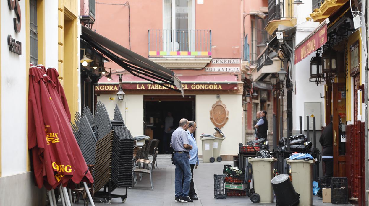 Bares cerrados en la calle Albareda de Sevilla