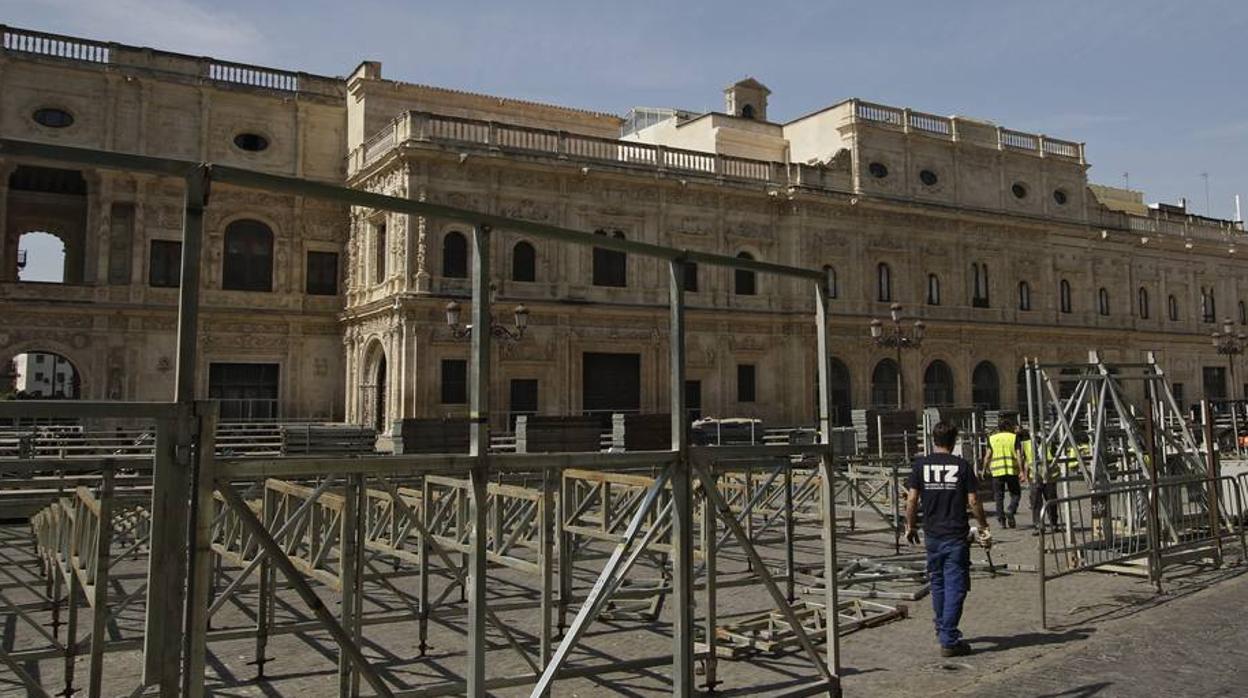 El montaje de los palcos de Semana Santa continuaba hasta el viernes pese a la amenaza del coronavirus