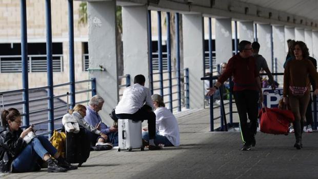 Coronavirus: Aluvión de viajeros que quieren regresar a sus casas en el aeropuerto de Sevilla