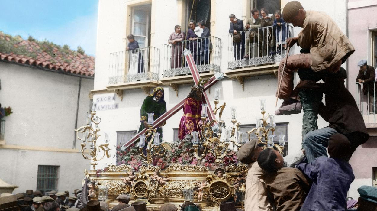 El Señor de las Tres Caídas, solo con el cirineo, sobre el paso neobarroco de Salvago de 1894 pasando por la calle Sacra Familia junto a la parroquia de Santa Ana en 1925