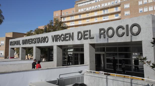 Los hospitales sevillanos no permiten la entrada de más de un familiar para evitar riesgos de contagio