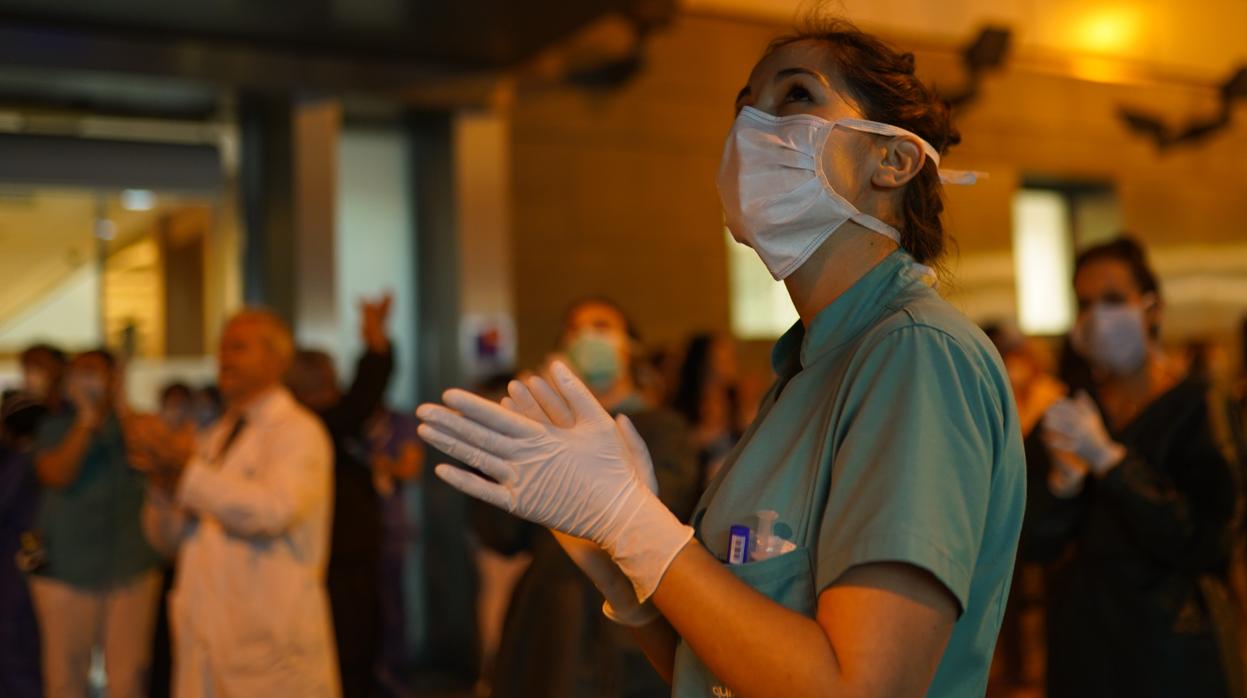 Una profesional de la sanidad se emociona y aplaude en un hospital de Sevilla