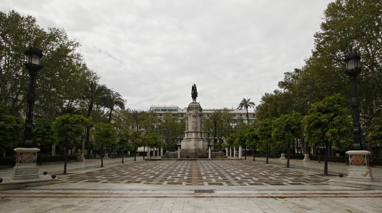 Imagen insólita de la Plaza Nueva vacía al mediodía