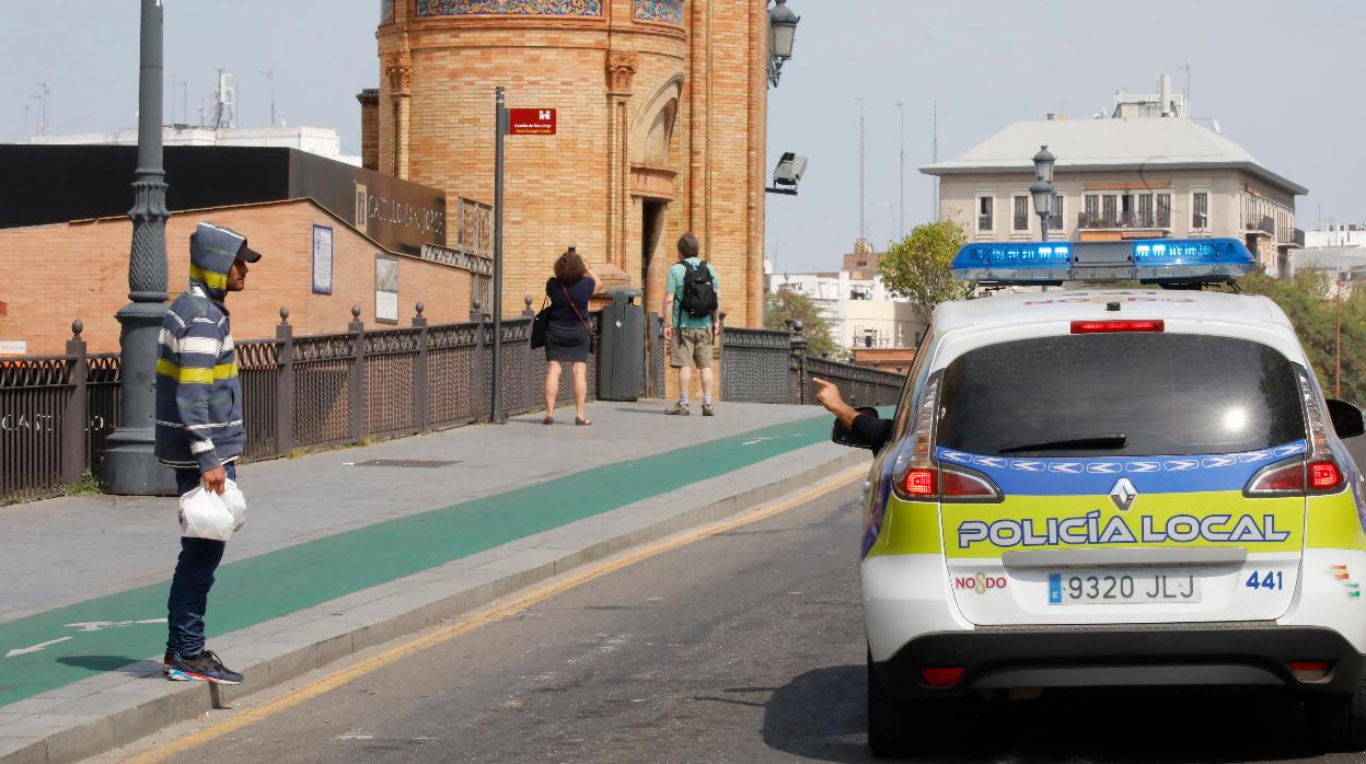 Un agente advierte a un ciudadano durante el estado de alerta